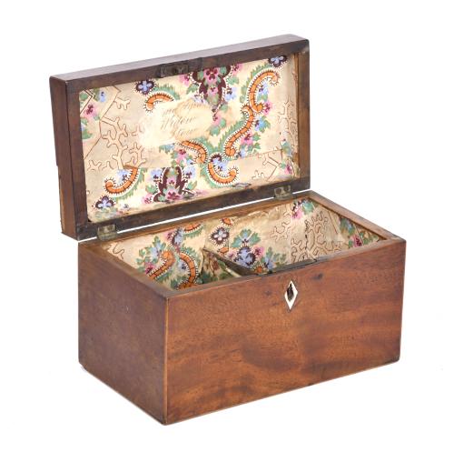 Lote de cuatro cajas tabaqueras y de té inglesas, siglos XI