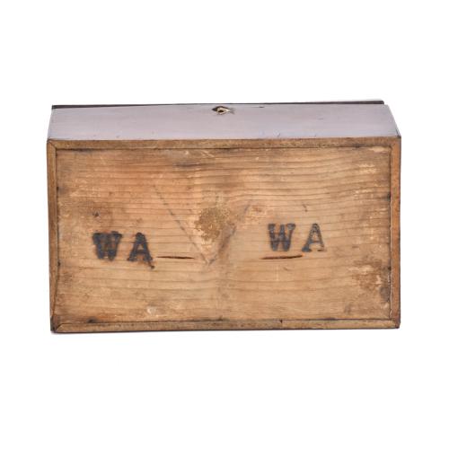 Lote de cuatro cajas tabaqueras y de té inglesas, siglos XI