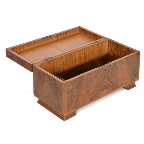 Lote de cuatro cajas tabaqueras y de té inglesas, siglos XI