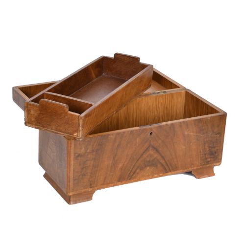 Lote de cuatro cajas tabaqueras y de té inglesas, siglos XI