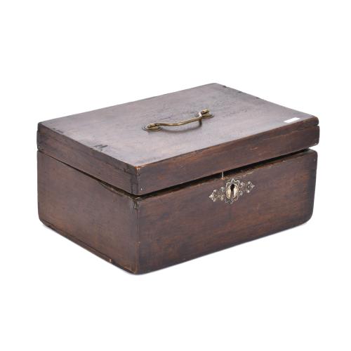 Lote de cuatro cajas tabaqueras y de té inglesas, siglos XI