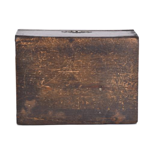 Lote de cuatro cajas tabaqueras y de té inglesas, siglos XI
