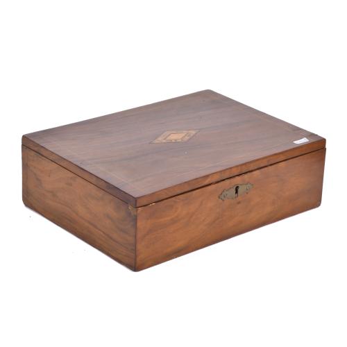 Lote de cuatro cajas tabaqueras y de té inglesas, siglos XI