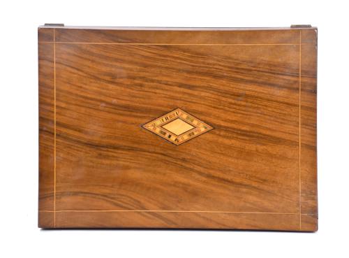Lote de cuatro cajas tabaqueras y de té inglesas, siglos XI