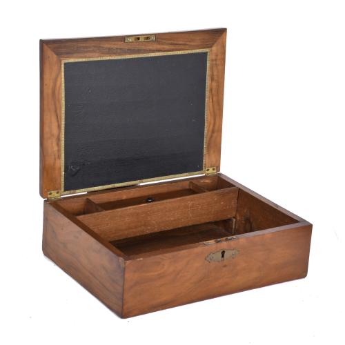 Lote de cuatro cajas tabaqueras y de té inglesas, siglos XI