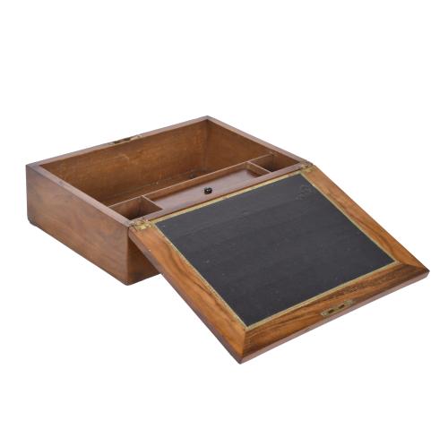 Lote de cuatro cajas tabaqueras y de té inglesas, siglos XI