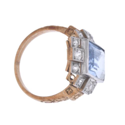 Anillo estilo art déco con diamantes y topacio azul.