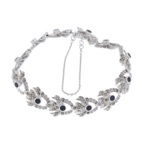 Silver bracelet with onyx.