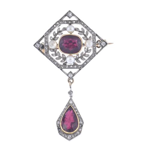 1900's brooch transformable into a pendant, with garnet, pearls and diamonds.
