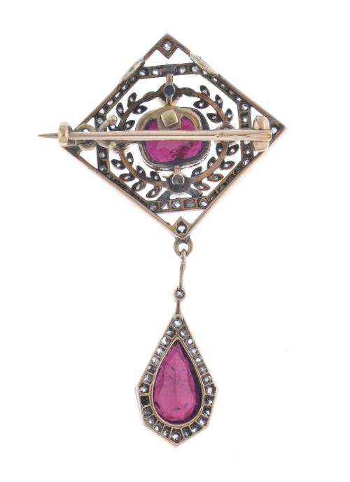 Broche novecentista transformable en colgante, con granates