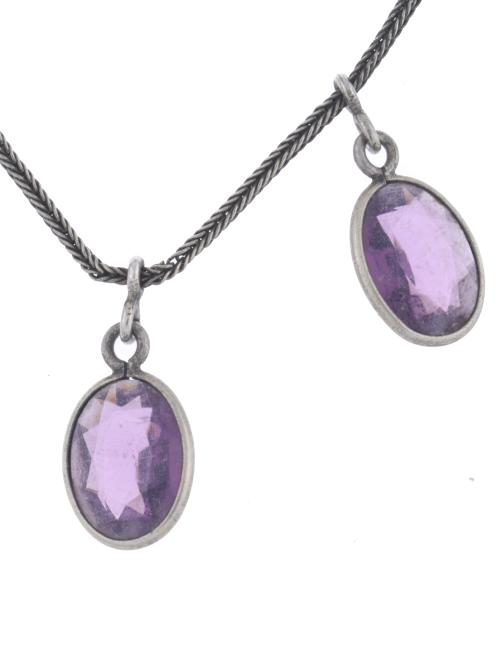Collar con cadena veneciana con amatistas.
