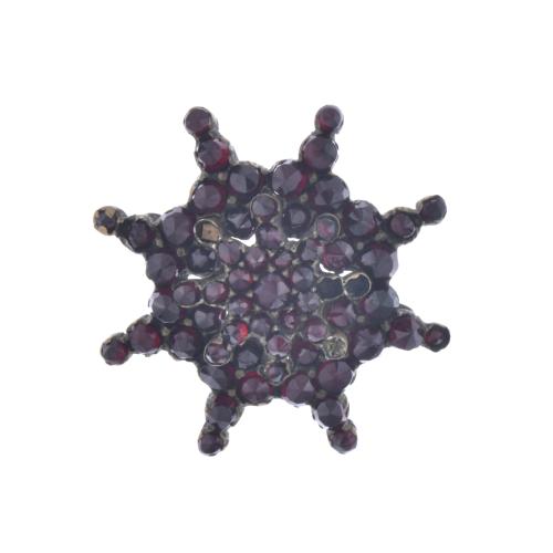 Collar y broche con formas florales con granates.
