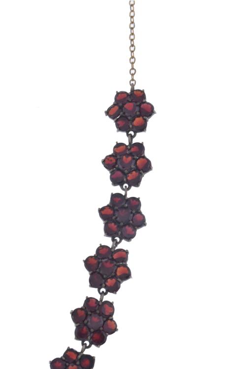 Collar y broche con formas florales con granates.