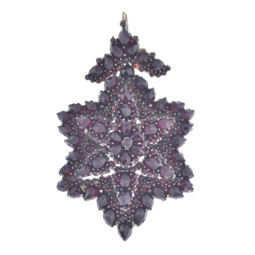 Floral-shaped garnets pendant.