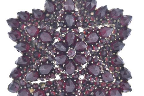 Colgante en forma floral con granates.