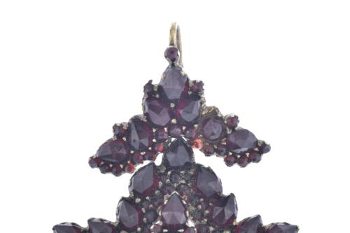 Colgante en forma floral con granates.