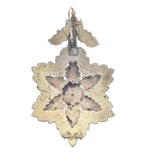 Colgante en forma floral con granates.