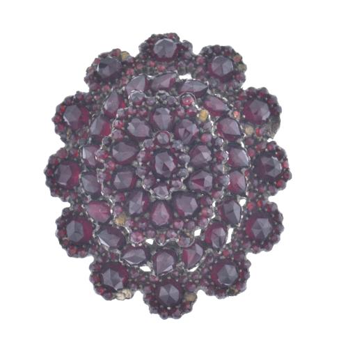 Broche floral guardapelo con granates y broche en forma de 