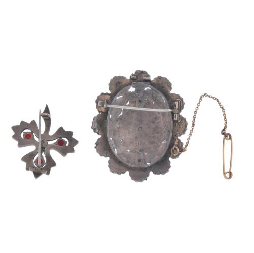 Broche floral guardapelo con granates y broche en forma de 