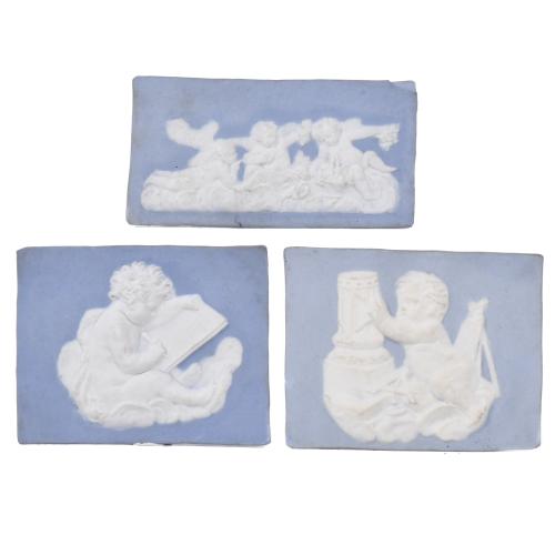 Lote de tres placas de Wedgwood, siglo XIX. 