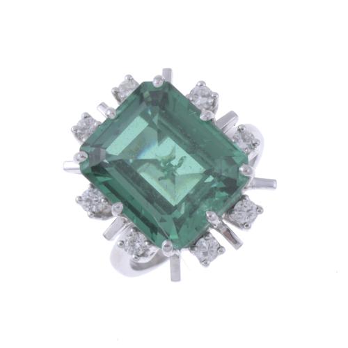 Anillo con gran espinela verde y diamantes.