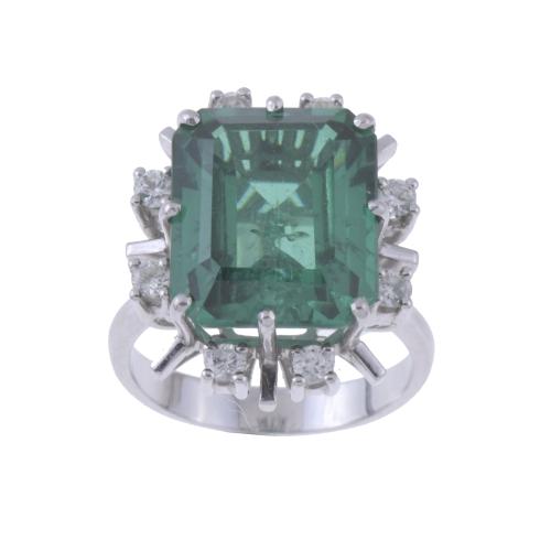 Anillo con gran espinela verde y diamantes.