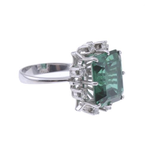 Anillo con gran espinela verde y diamantes.