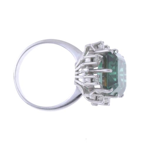 Anillo con gran espinela verde y diamantes.