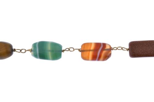 Pulsera con pedrería semi-preciosa.