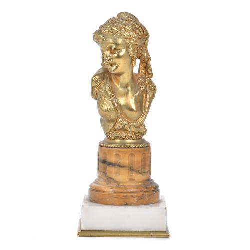 ESCUELA FRANCESA SIGLO XX.  Pequeño busto de dama. 