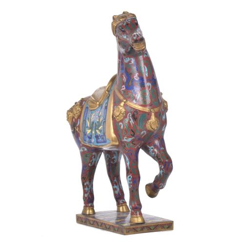 ESCUELA CHINA, SIGLO XX.  Caballo en cloisonné.