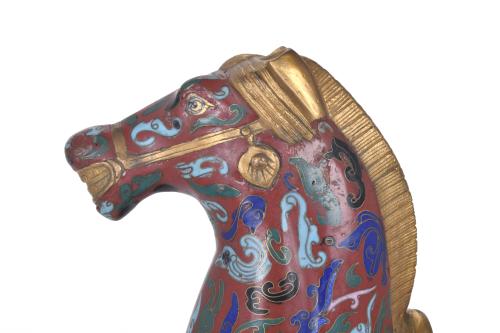 ESCUELA CHINA, SIGLO XX.  Caballo en cloisonné.