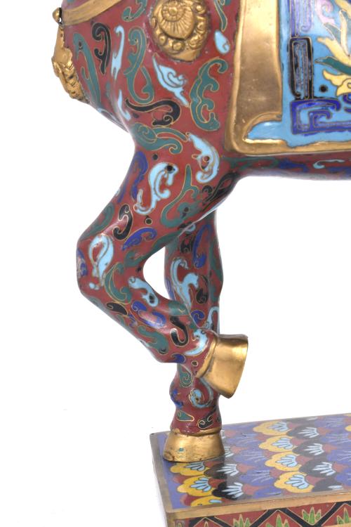 ESCUELA CHINA, SIGLO XX.  Caballo en cloisonné.