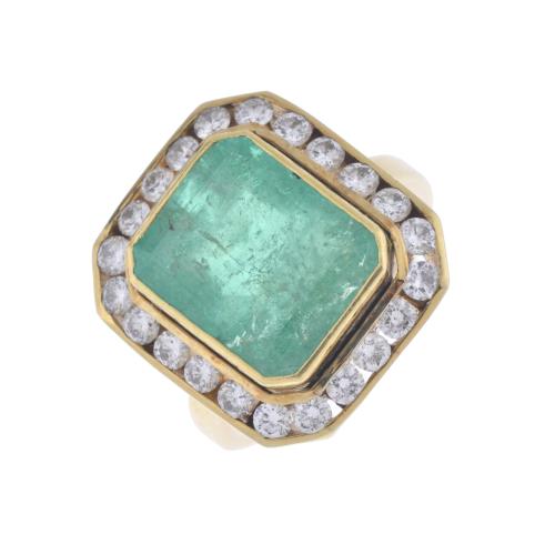 Anillo rosetón con esmeralda y diamantes.