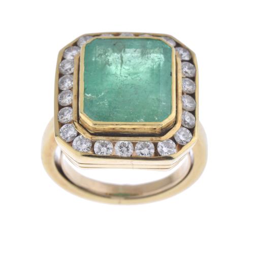 Anillo rosetón con esmeralda y diamantes.