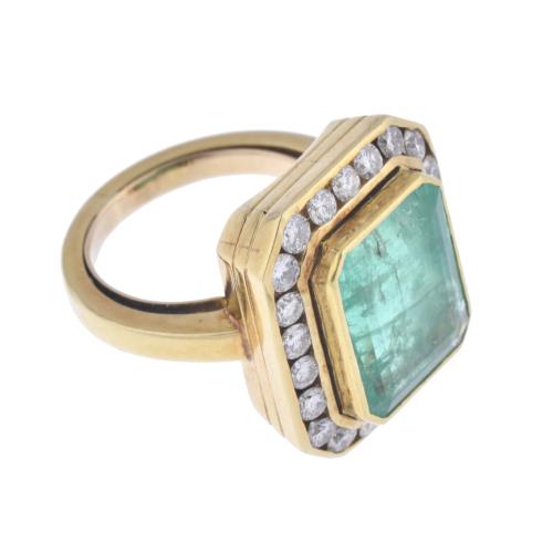 Anillo rosetón con esmeralda y diamantes.