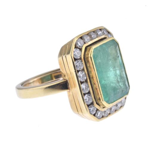 Anillo rosetón con esmeralda y diamantes.