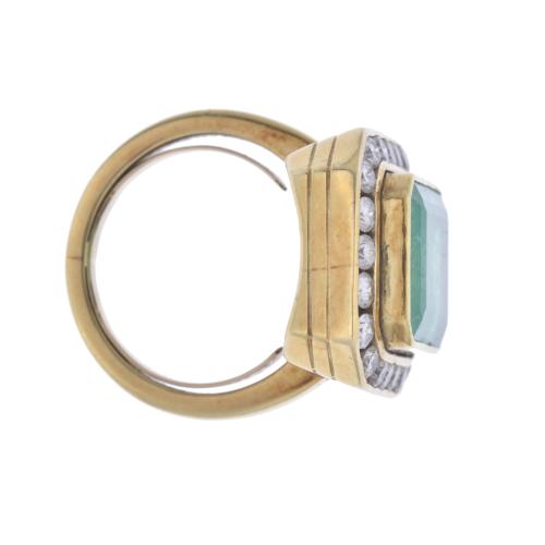 Anillo rosetón con esmeralda y diamantes.