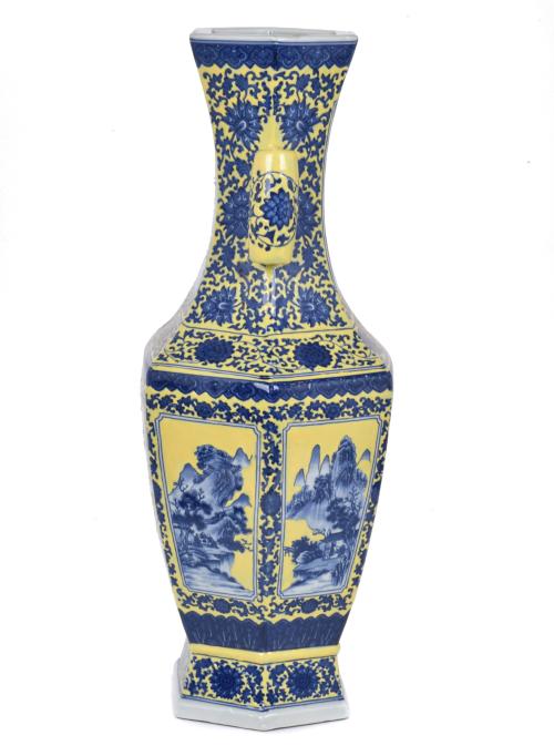 ESCUELA CHINA. DINASTÍA QING, SIGLO XX.  Jarrón.