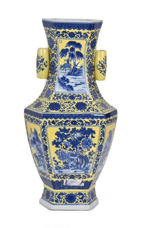 ESCUELA CHINA. DINASTÍA QING, SIGLO XX.  Jarrón.