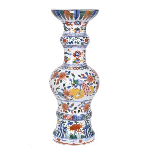 ESCUELA CHINA, SIGLO XX.  Jarrón Wucai siguiendo modelos de la dinastía Ming.