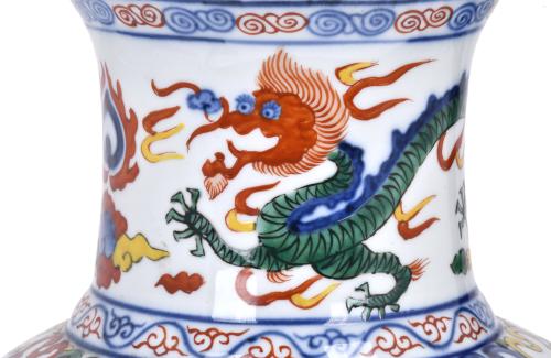 ESCUELA CHINA, SIGLO XX.  Jarrón Wucai siguiendo modelos de