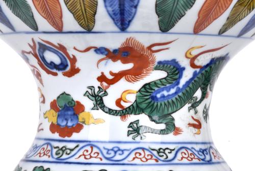 ESCUELA CHINA, SIGLO XX.  Jarrón Wucai siguiendo modelos de