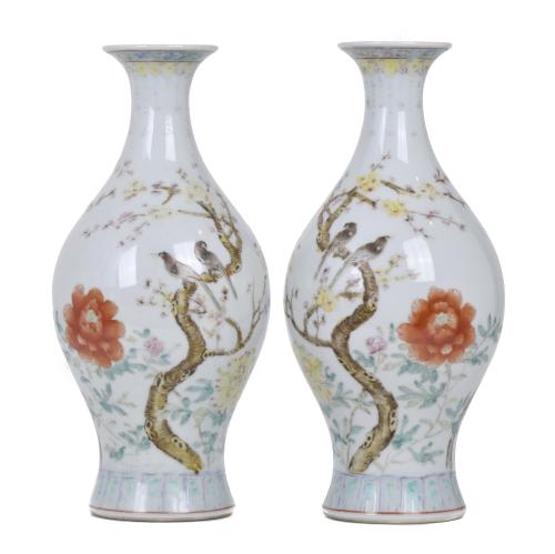 ESCUELA CHINA, SIGLO XX. Pareja de jarrones Familia Rosa.