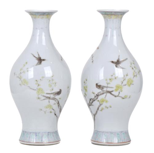 ESCUELA CHINA, SIGLO XX. Pareja de jarrones Familia Rosa.