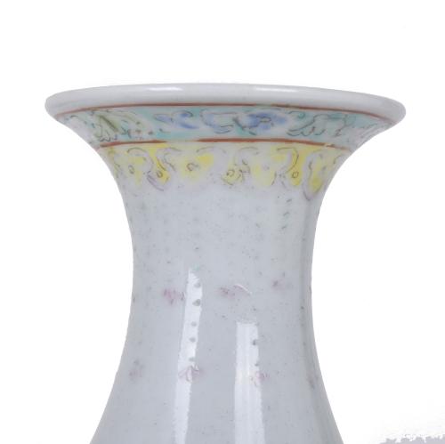 ESCUELA CHINA, SIGLO XX. Pareja de jarrones Familia Rosa.