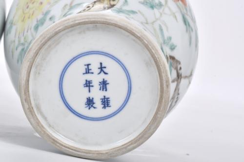 ESCUELA CHINA, SIGLO XX. Pareja de jarrones Familia Rosa.