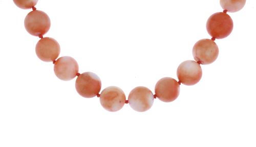 Collar de cuentas de coral naranja.