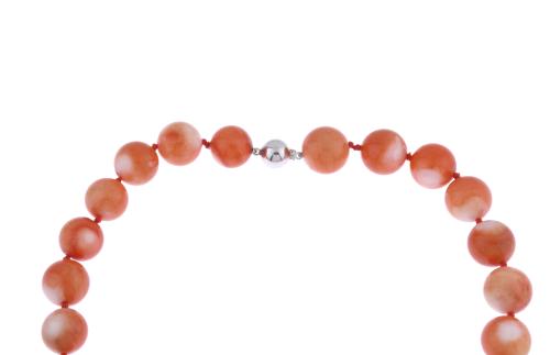 Collar de cuentas de coral naranja.