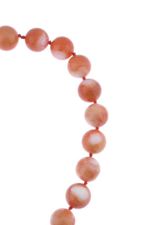 Collar de cuentas de coral naranja.